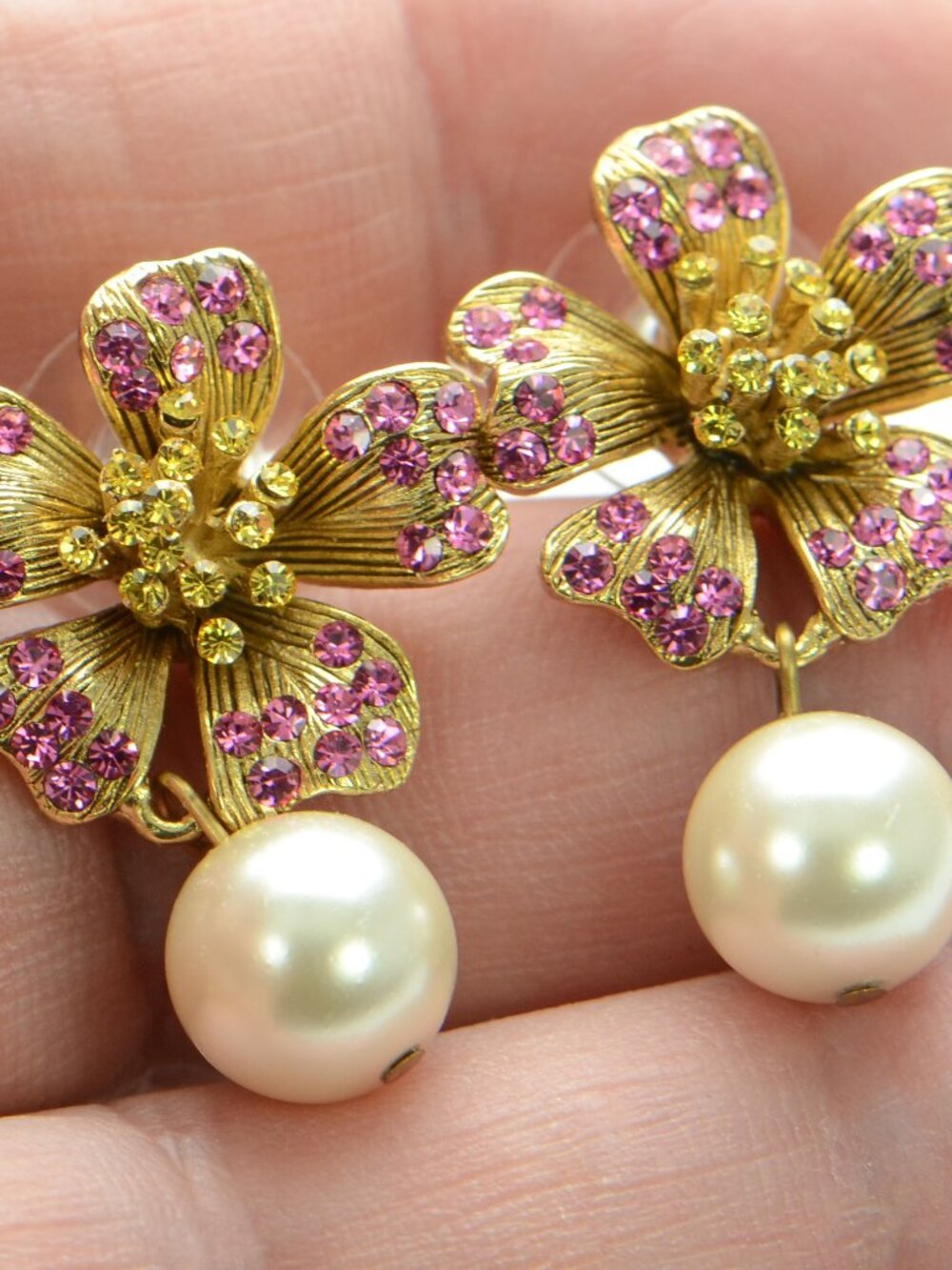 Oscar de la Renta Dotted Pearl Flower Earrings - Picture 4 of 4